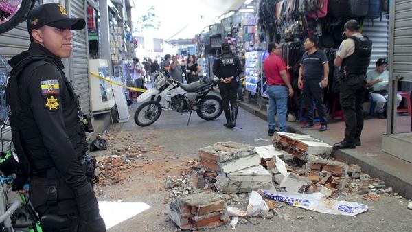 Число жертв землетрясения в Эквадоре выросло до 12 человек<br />
