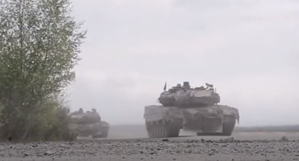 Китайцев рассмешило фото министра обороны Украины с западным танком