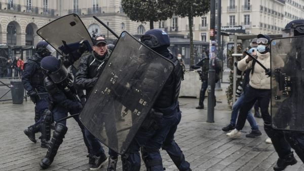 Москалькова призвала мир обратить внимание на нарушение прав митингующих во Франции