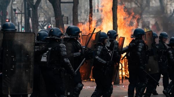 Несколько полицейских машин сожгли в ходе беспорядков во Франции
