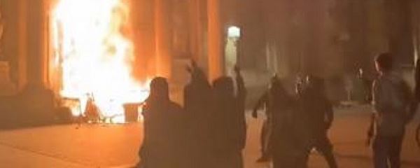 Участники протеста против пенсионной реформы сожгли дверь в мэрии Бордо