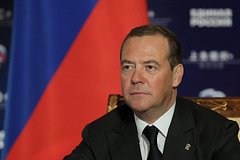 Медведев пообещал россиянам благополучный и счастливый 2023 год