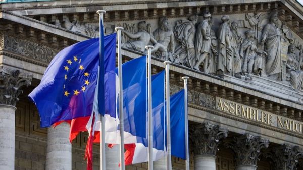 Парламент Франции не принял первую из двух резолюций о недоверии правительству