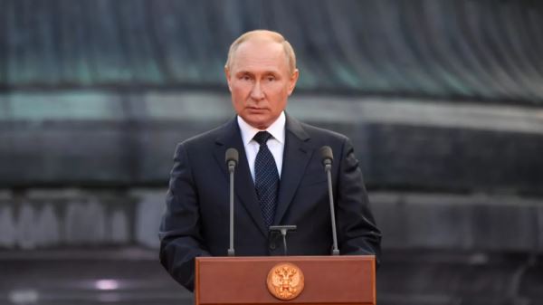 Путин назвал протесты во Франции внутренним делом страны