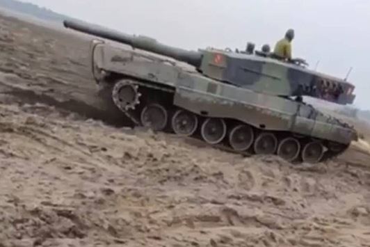 "РВ" показала предположительно первое видео танков Leopard 2 на Донбассе