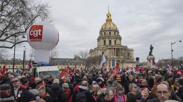В Париже начались стычки на митинге после голосования по вотумам недоверия правительству