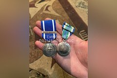 Военкор показал добытые ЧВК «Вагнер» в Артемовске трофейные медали НАТО и ООН
